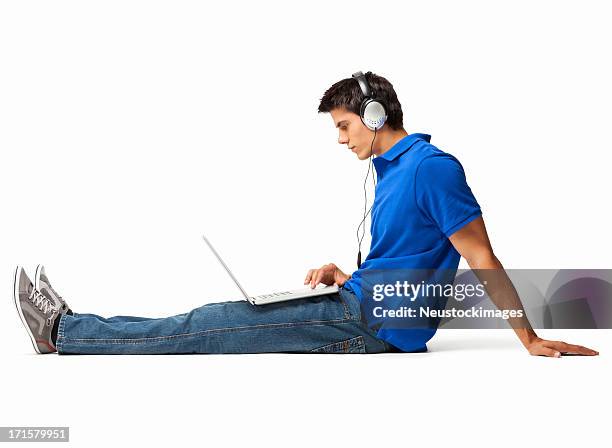 mann hören von musik in freizeit-isoliert - kopfhörer freisteller stock-fotos und bilder