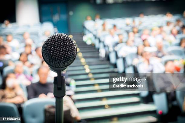 micrófono con multitud - conferencia fotografías e imágenes de stock