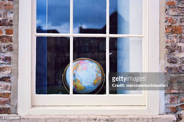 window on the world - una finestra sul mondo - mappamondo stockfoto's en -beelden