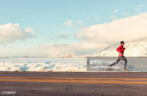 winter runner - marathon ziel stock-fotos und bilder