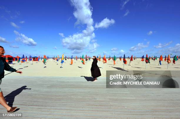 Photo prise le 21 juillet 2008 de parasols sur la plage de Deauville. AFP PHOTO MYCHELE DANIAU