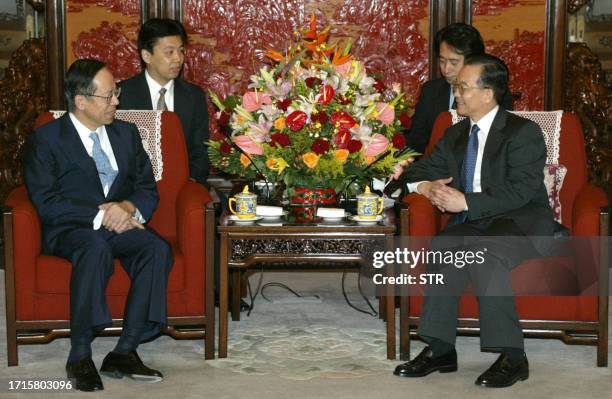 Japanese Chief Cabinet Secretary Yasuo Fukuda talks with Chinese Prime Minister Wen Jiabao at the Zhongnanhai leadership compound in Beijing, 10...