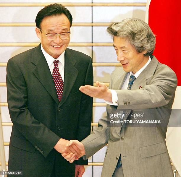 Chinese parliamentary leader Wu Bangguo is welcomed by Japanese Prime Minister Junichiro Koizumi prior to their talks at the premier's official...