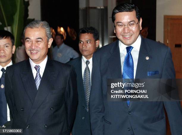 Malaysia's Deputy Prime Minister Abdullah Ahmad Badawi walks with Thai Foreign Minister Surakiart Sathirathai at a Hotel in Bangkok, 09 September...