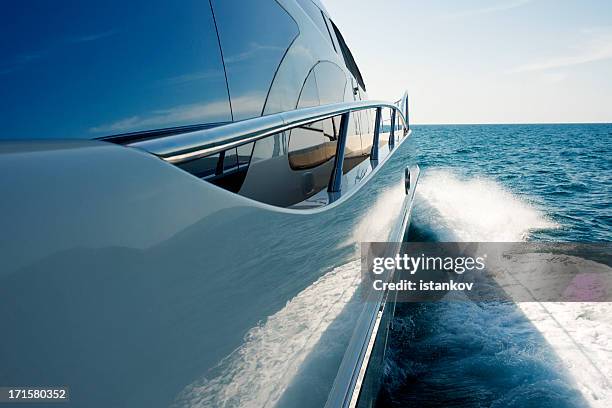 megayacht - motorjacht stockfoto's en -beelden