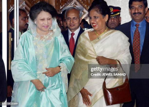 Visiting Sri Lankan President Chandrika Kumaratunga is greeted by Bangladeshi Prime Minister Khaleda Zia for a meeting at her office in Dhaka, 20...