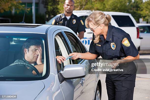 police officer making traffic stop - verkeerspolitie stockfoto's en -beelden