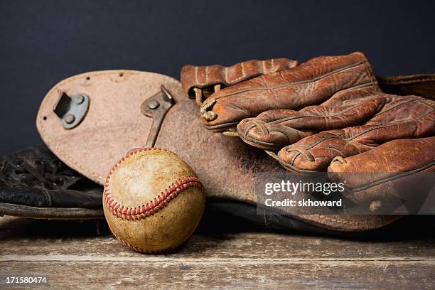 de béisbol vintage con grapas y guante - baseball cleats fotografías e imágenes de stock