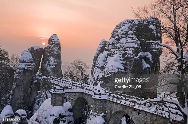basteibrücke im winter sächsische schweiz - elbsandsteingebirge stock-fotos und bilder