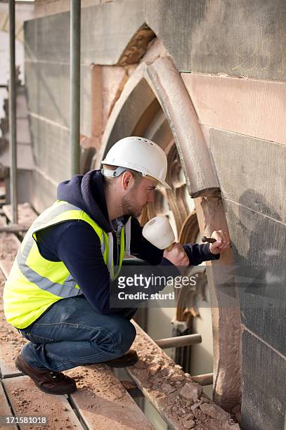 church stonemason - sandstone wall stockfoto's en -beelden