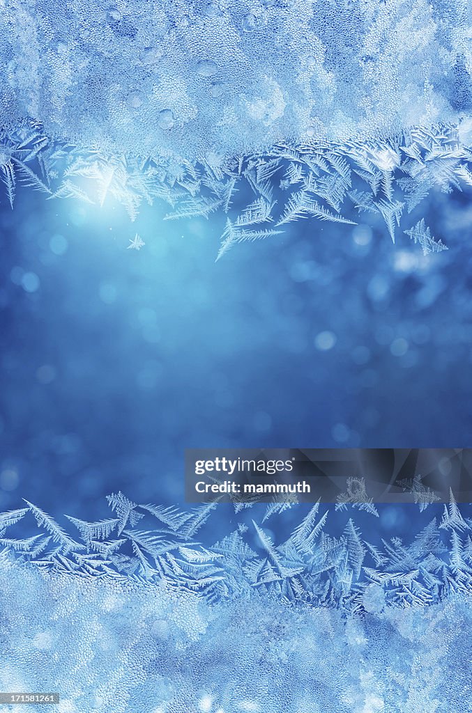 Hiver gelé nuit derrière la fenêtre en verre