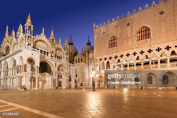 kathedrale st. markusplatz und dogenpalast venedig bei nacht - basilica di san marco stock-fotos und bilder