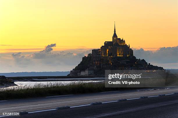 mont-saint-michel - abby road stock-fotos und bilder