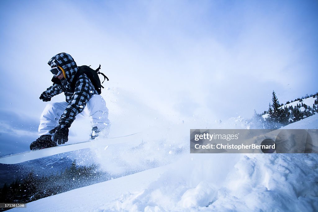 Mann Snowboarden in den Bergen