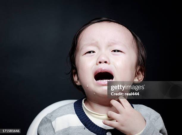 süße asiatische baby weint - gesicht lachen weinen stock-fotos und bilder