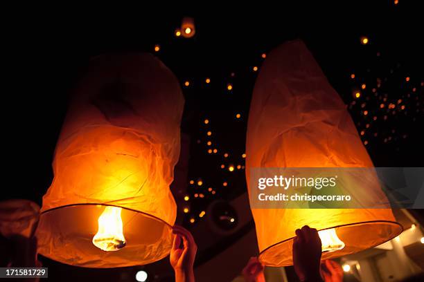 loi krathong lanterns - releasing lanterns stock pictures, royalty-free photos & images