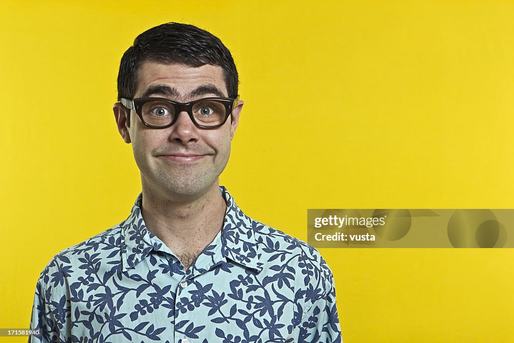 Niño sonriendo en camisa hawwai nerd