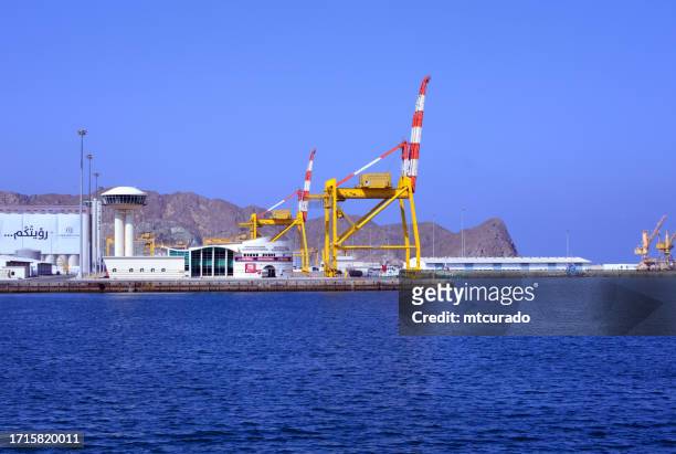 port sultan qaboos - kreuzfahrtterminal, kontrollturm, kaikräne und getreidesilos, muttrah, maskat, oman - hafenkontrollturm stock-fotos und bilder