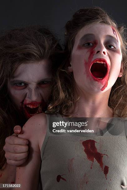 ゾンビー姉妹 - zombie girl ストックフォトと画像