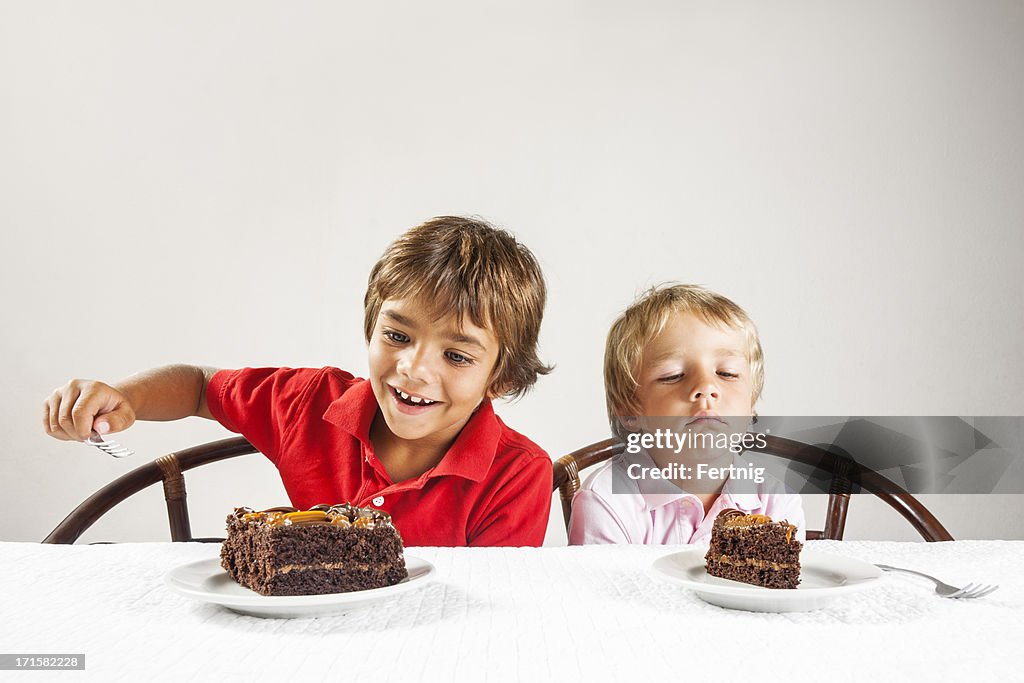 Pedaço de bolo e um pouco, a desigualdade conceito.