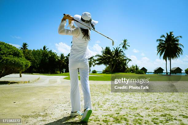 frau spielt golf - mauritius beach stock-fotos und bilder