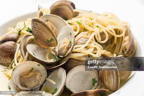 spaghetti vongole - clams cooked stock-fotos und bilder
