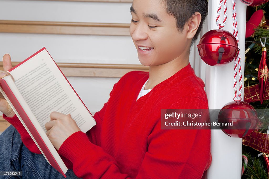 Christmas-asiática lectura de lectura sonriente hombre