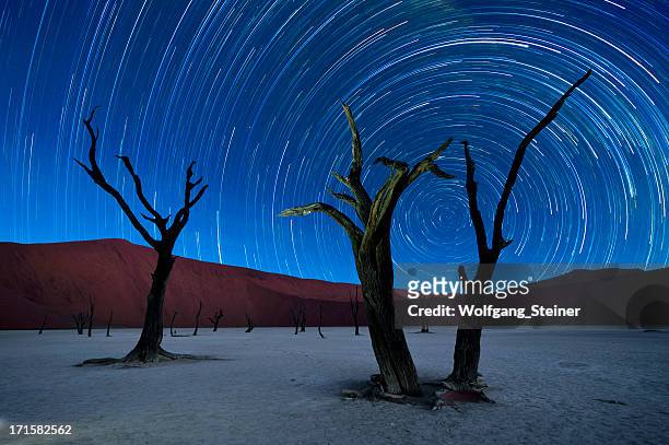 deadvlei mit startrails - namibia sternenhimmel stock-fotos und bilder