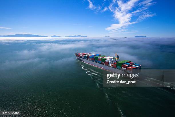 container ship - scheepvaart stockfoto's en -beelden