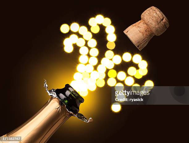 nahaufnahme von einem auffälligen korken aus einer flasche champagner - champagner korken stock-fotos und bilder