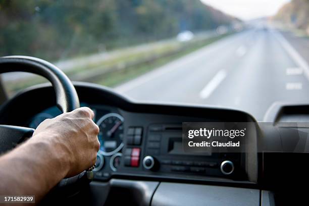 motorista de caminhão em alemão autobahn - driver occupation - fotografias e filmes do acervo