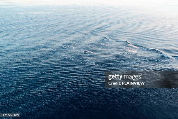 superficie del mar - sine wave fotografías e imágenes de stock