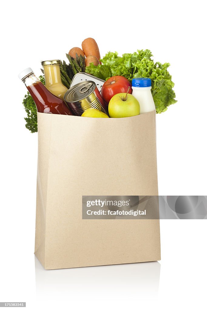 Braunes Papier-Einkaufstasche voller Lebensmittel auf weißem Hintergrund