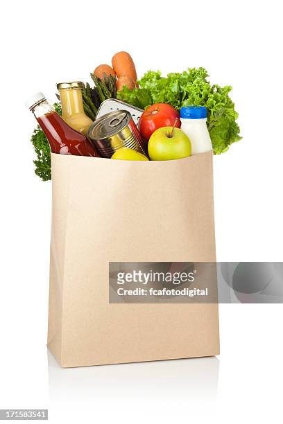 marrón, bolsa de papel llena de comestibles en blanco de fondo - supermercado fotografías e imágenes de stock