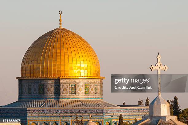 islamic crescent e christian cross em jerusalém, cidade velha - palestina histórica - fotografias e filmes do acervo