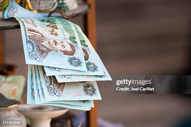 saddam hussein on iraqi money - dinar stock pictures, royalty-free photos & images