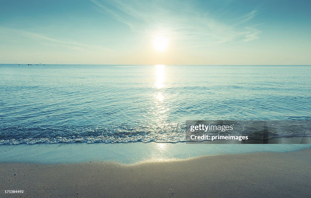 Schöne silhouette Sonnenuntergang im tropischen Meer