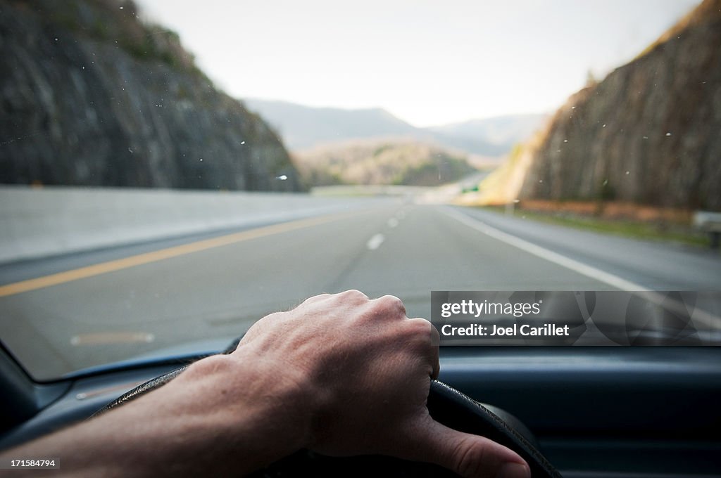 Permis de main sur le Volant de voiture sur l'autoroute