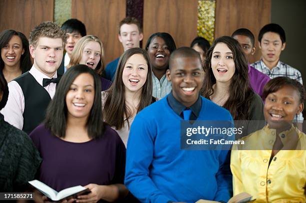 canta himnos - libro-de-himnos fotografías e imágenes de stock