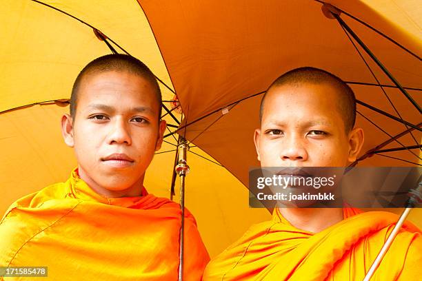 lächeln buddhistische mönche - monk stock-fotos und bilder