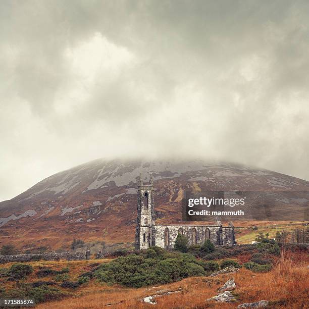 arruinado iglesia en irlanda - condado de donegal fotografías e imágenes de stock