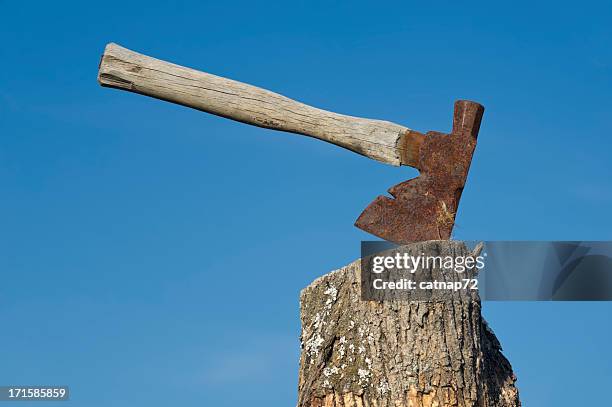 ax feststecken in-tor hacken block - axt stock-fotos und bilder