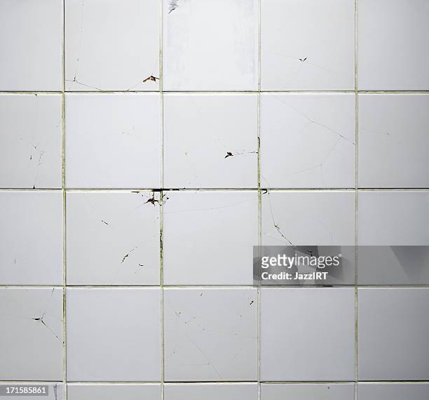 textur der alte fliese wand mit risse - dirty floor stock-fotos und bilder