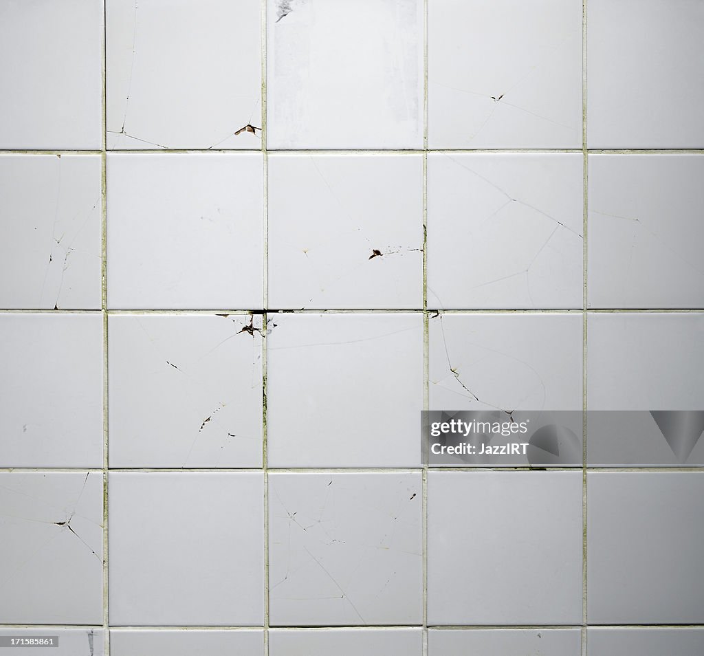 Textura do mosaico antigo de parede com rachas