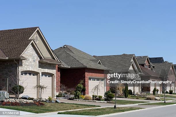 residential suburban street - 平房 個照片及圖片檔