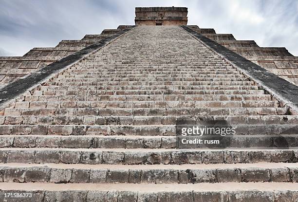 pirâmide de kukulkán, méxico - chinese temple imagens e fotografias de stock