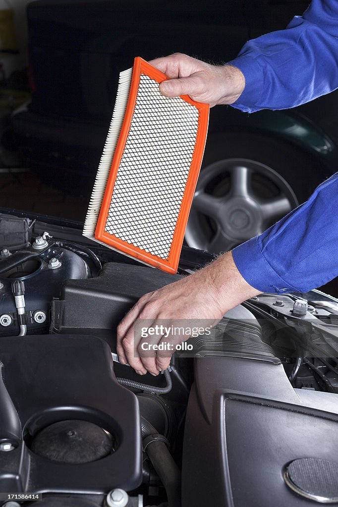 Changing an engine air cleaner/filter