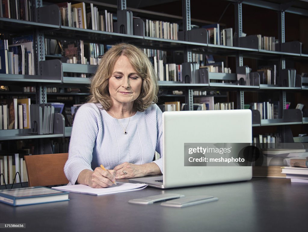 Reife Frau mit Laptop arbeiten auf etwas