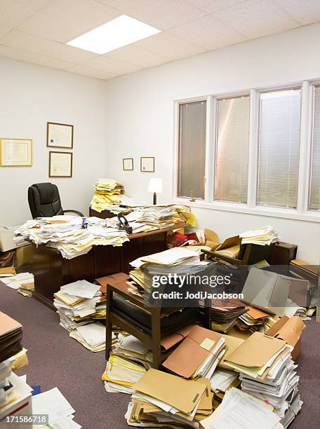 utter clutter- professional paper hoarder - chaos büro stock pictures, royalty-free photos & images