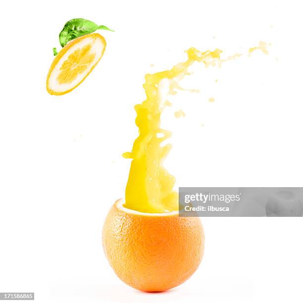 orange explosion juice splash - splash jus d'orange stockfoto's en -beelden